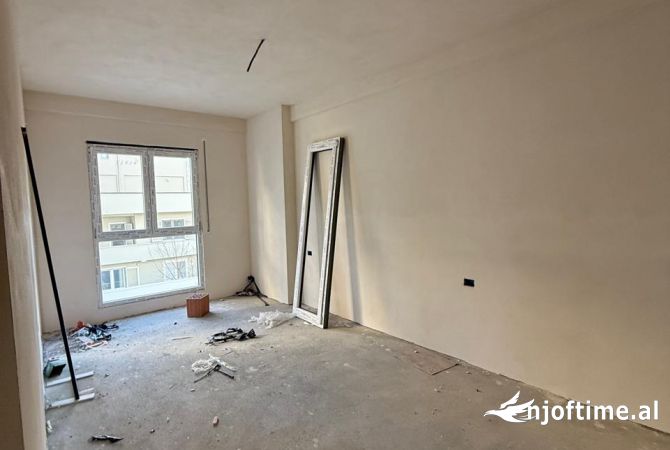 Shtepi ne shitje Papafingo(kati i catise) ne Tirane, 3+1, Mobilimi Bosh, pa mobiluar, Pagesa 105,468  Euro.