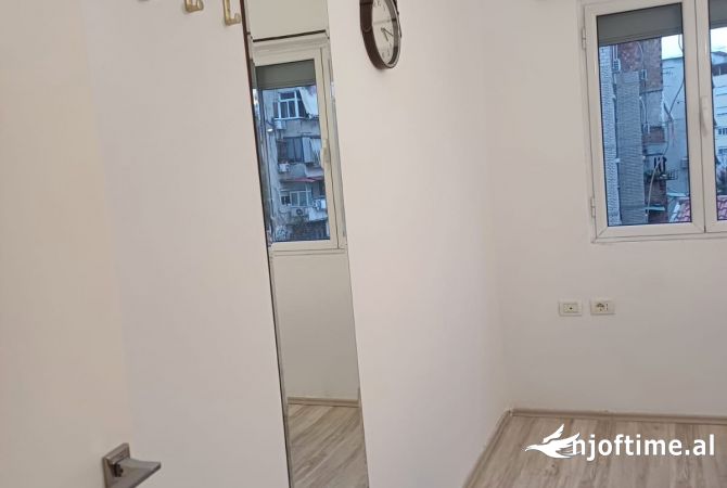 Shtepi me qera Apartament ne Tirane, 1+1, Mobilimi E mobiluar, Pagesa 50,000  Leke.