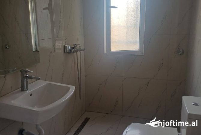 Shtepi me qera Apartament ne Tirane, 1+1, Mobilimi E mobiluar, Pagesa 50,000  Leke.