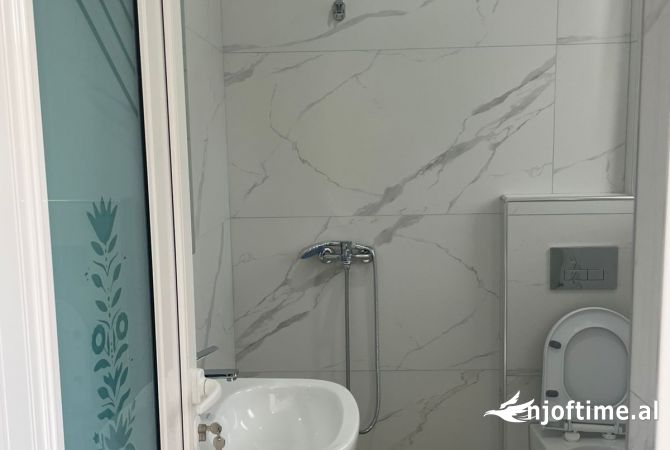 Shtepi me qera Shtepi Private ne Tirane, 2+1, Mobilimi E mobiluar, Pagesa 30,000  Leke.