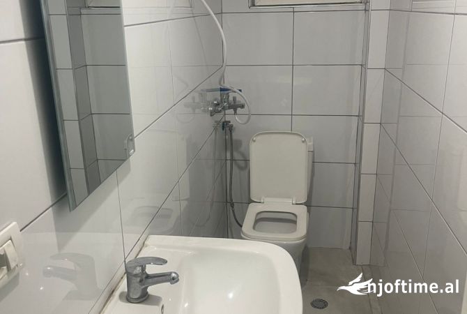 Shtepi me qera Apartament ne Tirane, 2+1, Mobilimi E mobiluar, Pagesa 40,000  Leke.