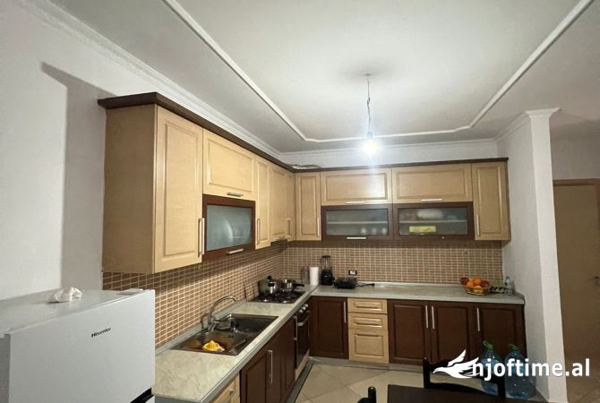 Shtepi me qera Apartament ne Tirane, 2+1, Mobilimi E mobiluar, Pagesa 400  Euro.