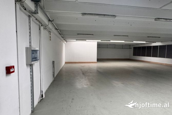 Ambiente Commerciale in Affitto 4+1 a Tirana - 9,000 Euro