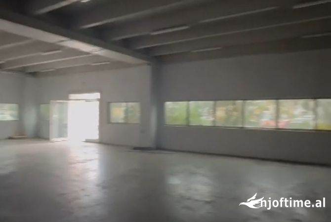 Ambiente Commerciale in Affitto 4+1 a Tirana - 9,000 Euro