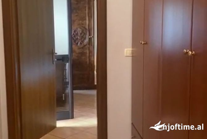 Shtepi me qera Apartament ne Tirane, 2+1, Mobilimi Pjeserisht e mobiluar, Pagesa 38,000  Leke.