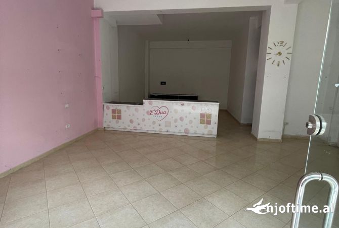 Ambiente Commerciale in Affitto 1+1 a Tirana - 450 Euro