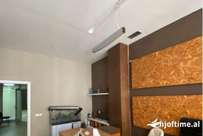 Ambient biznesi me qera 3+1 ne Tirane - 60,000 Leke