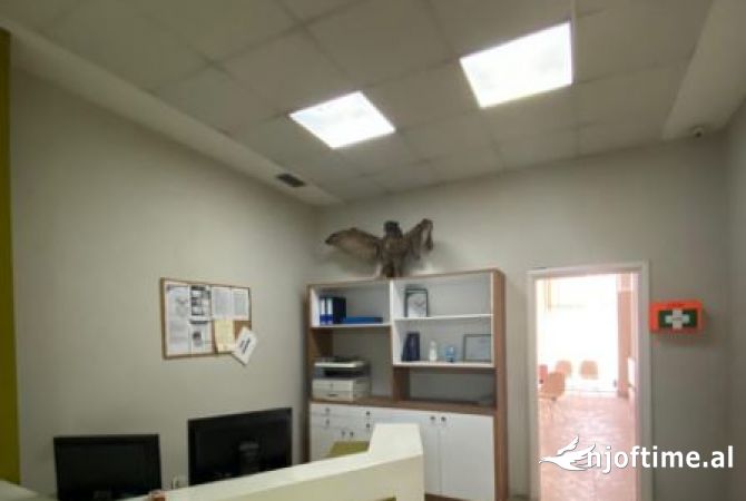 Ambient biznesi me qera 3+1 ne Tirane - 60,000 Leke