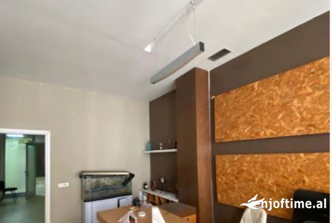 Ambient biznesi me qera 3+1 ne Tirane - 60,000 Leke