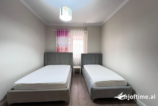 Shtepi ne shitje Apartament ne Tirane, 2+1, Mobilimi E mobiluar, Pagesa 156,000  Euro.