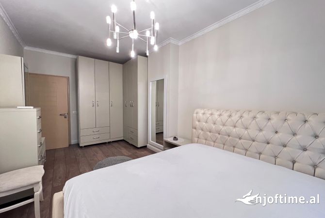 Shtepi ne shitje Apartament ne Tirane, 2+1, Mobilimi E mobiluar, Pagesa 156,000  Euro.