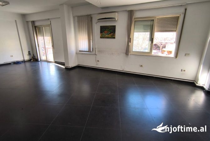 Ambient biznesi me qera 3+1 ne Tirane - 180,000 Leke