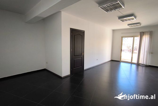 Ambient biznesi me qera 3+1 ne Tirane - 180,000 Leke