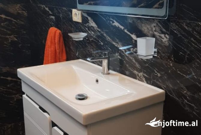 Shtepi me qera Apartament ne Tirane, 3+1, Mobilimi E mobiluar, Pagesa 65,000  Leke.