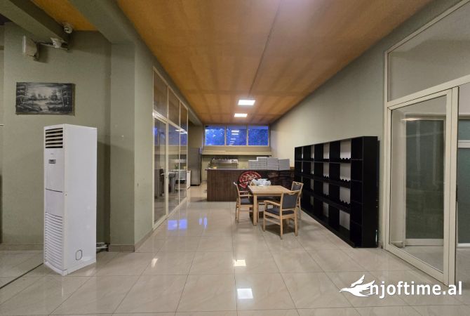 Ambient biznesi me qera 2+1 ne Tirane - 2,000 Euro
