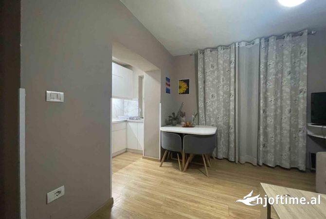 Shtepi me qera Apartament ne Tirane, 1+1, Mobilimi E mobiluar, Pagesa 50,000  Leke.