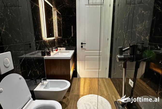 Shtepi ne shitje Apartament ne Tirane, 2+1, Mobilimi E mobiluar, Pagesa 252,900  Euro.