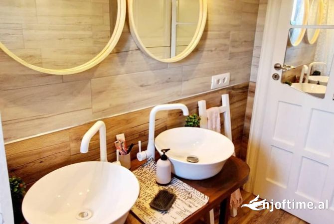 Shtepi ne shitje Apartament ne Tirane, 2+1, Mobilimi E mobiluar, Pagesa 173,000  Euro.