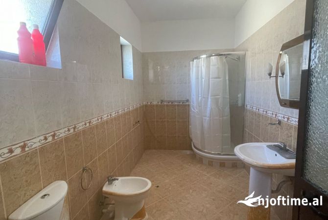 Shtepi me qera Apartament ne Tirane, 2+1, Mobilimi E mobiluar, Pagesa 50,000  Leke.