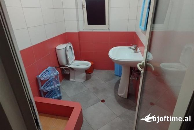 Shtepi me qera Apartament ne Tirane, 2+1, Mobilimi E mobiluar, Pagesa 35,000  Leke.