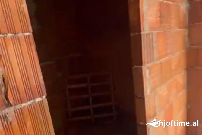 Shtepi ne shitje Apartament ne Tirane, 1+1, Mobilimi Bosh, pa mobiluar, Pagesa 63,900  Euro.