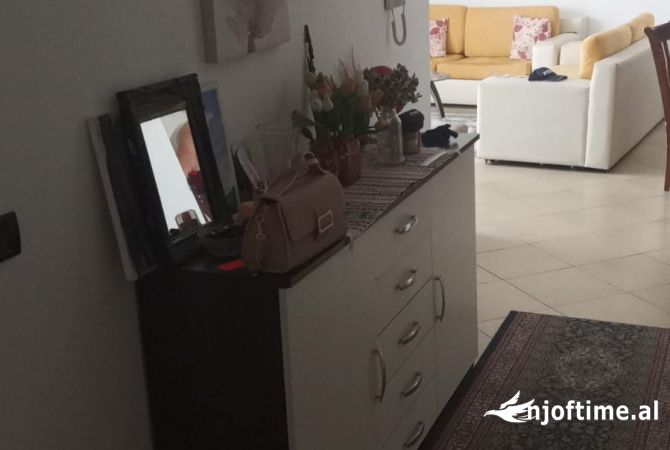 Shtepi me qera Apartament ne Tirane, 2+1, Mobilimi E mobiluar, Pagesa 450  Euro.