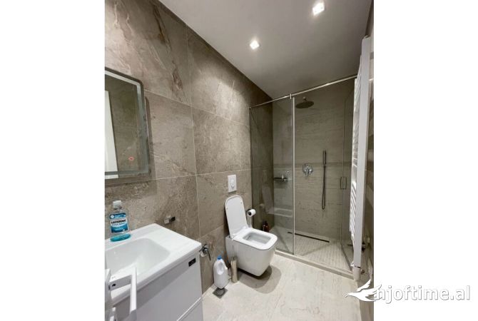 Shtepi me qera Apartament ne Tirane, 2+1, Mobilimi E mobiluar, Pagesa 900  Euro.