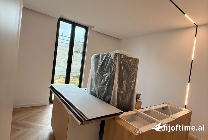 Shtepi ne shitje Vila Luksoze ne Tirane, 4+1, Mobilimi E mobiluar, Pagesa 850,000  Euro.