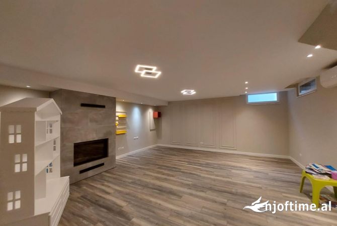 Shtepi me qera Vila Luksoze ne Tirane, 3+1, Mobilimi E mobiluar, Pagesa 3,000  Euro.