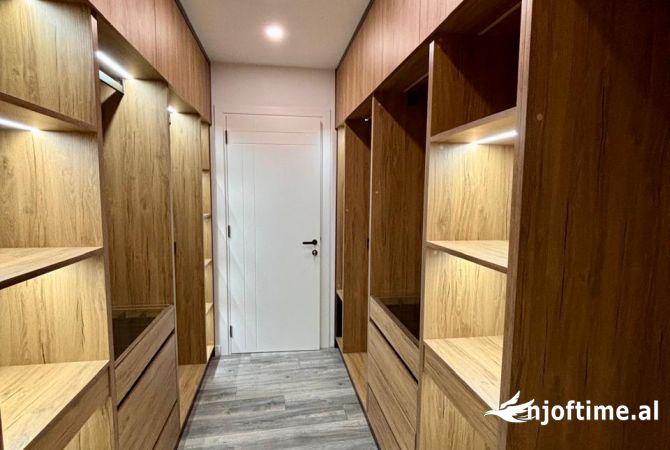 Shtepi me qera Vila Luksoze ne Tirane, 3+1, Mobilimi E mobiluar, Pagesa 3,000  Euro.