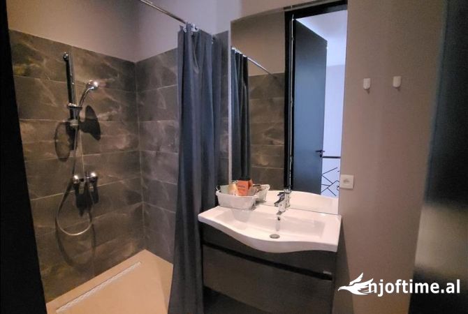 Shtepi me qera Vila Luksoze ne Tirane, 5+1, Mobilimi E mobiluar, Pagesa 7,000  Euro.