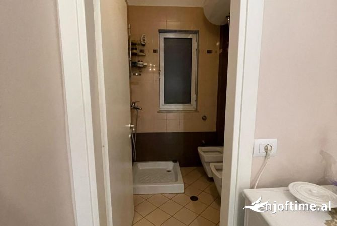 Shtepi ne shitje Apartament ne Durres, 4+1, Mobilimi E mobiluar, Pagesa 361,000  Euro.