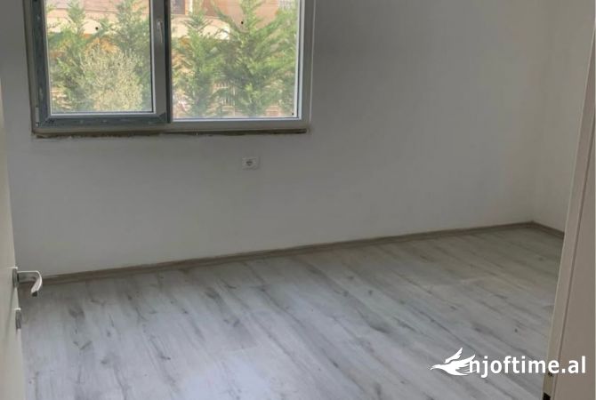 Shtepi ne shitje Apartament ne Tirane, 1+1, Mobilimi Bosh, pa mobiluar, Pagesa 93,000  Euro.
