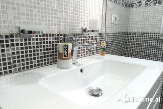 Shtepi me qera Apartament ne Tirane, 2+1, Mobilimi E mobiluar, Pagesa 50,000  Leke.