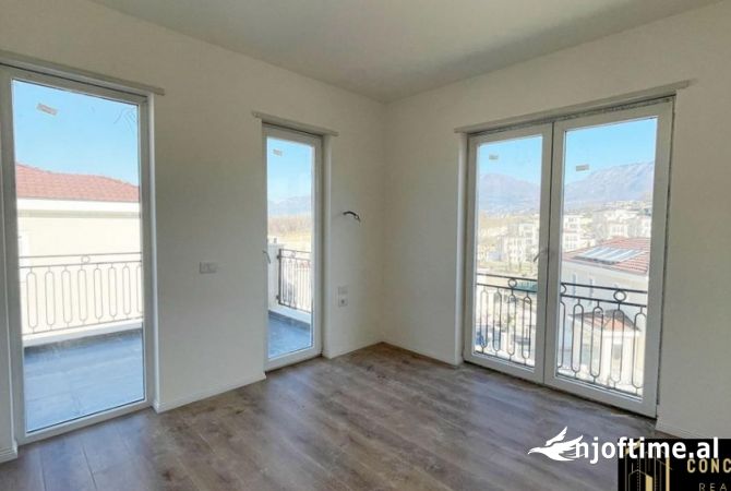 Shtepi ne shitje Vila Luksoze ne Tirane, 4+1, Mobilimi Bosh, pa mobiluar, Pagesa 1,480,000  Euro.