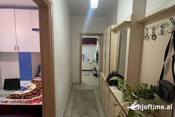 Shtepi ne shitje Apartament ne Tirane, 2+1, Mobilimi E mobiluar, Pagesa 125,000  Euro.