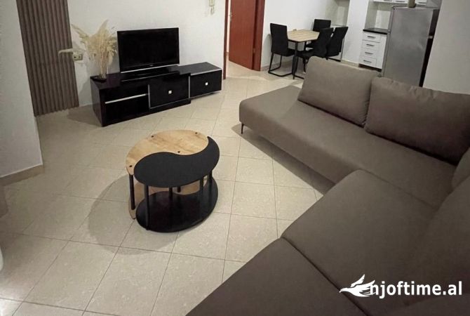 Shtepi me qera Apartament ne Tirane, 2+1, Mobilimi E mobiluar, Pagesa 50,000  Leke.