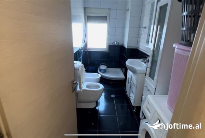 Shtepi ne shitje Apartament ne Tirane, 1+1, Mobilimi E mobiluar, Pagesa 150,000  Euro.