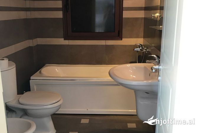 Shtepi ne shitje Shtepi Private ne Tirane, 3+1, Mobilimi E mobiluar, Pagesa 420,000  Euro.