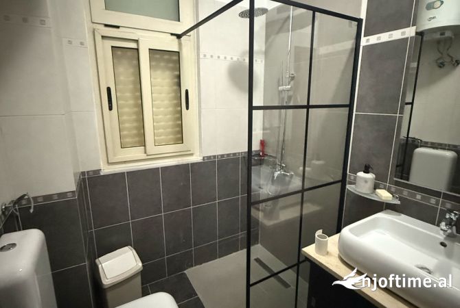 Shtepi me qera Apartament ne Tirane, 3+1, Mobilimi E mobiluar, Pagesa 900  Euro.