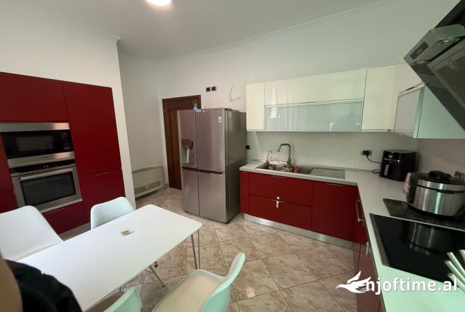 Shtepi me qera Apartament ne Tirane, 3+1, Mobilimi E mobiluar, Pagesa 900  Euro.