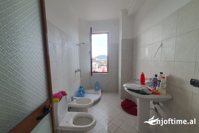 Shtepi ne shitje Apartament ne Tirane, 2+1, Mobilimi E mobiluar, Pagesa 125,000  Euro.