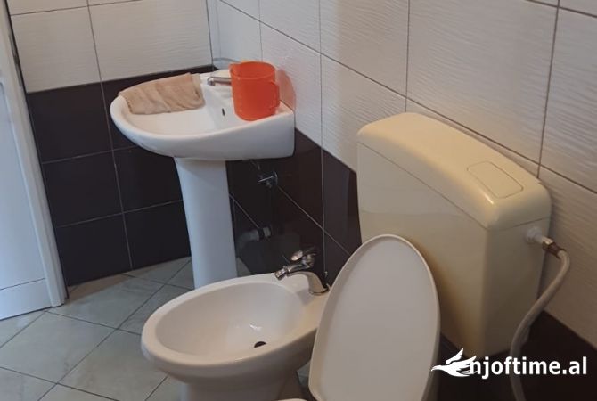 Shtepi me qera Shtepi Private ne Tirane, 1+1, Mobilimi E mobiluar, Pagesa 35,000  Leke.