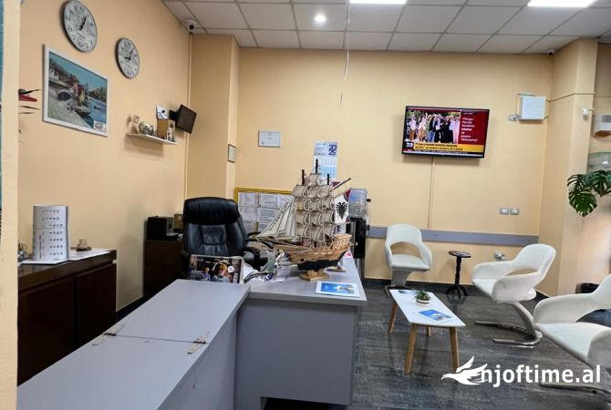 Shitet biznesi Agjenci Turisitike ne Astir