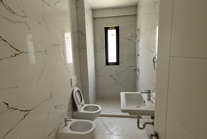 Shtepi ne shitje Apartament ne Tirane, 1+1, Mobilimi Bosh, pa mobiluar, Pagesa 195,000  Euro.