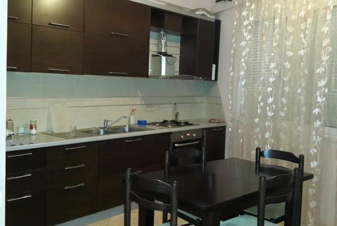 Shtepi me qera Apartament ne Tirane, 2+1, Mobilimi E mobiluar, Pagesa 500  Euro.