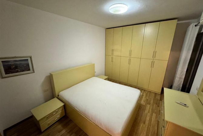 Shtepi me qera Apartament ne Tirane, 3+1, Mobilimi E mobiluar, Pagesa 1,000  Euro.