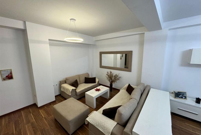 Shtepi me qera Apartament ne Tirane, 3+1, Mobilimi E mobiluar, Pagesa 1,000  Euro.