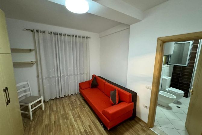 Shtepi me qera Apartament ne Tirane, 3+1, Mobilimi E mobiluar, Pagesa 1,000  Euro.