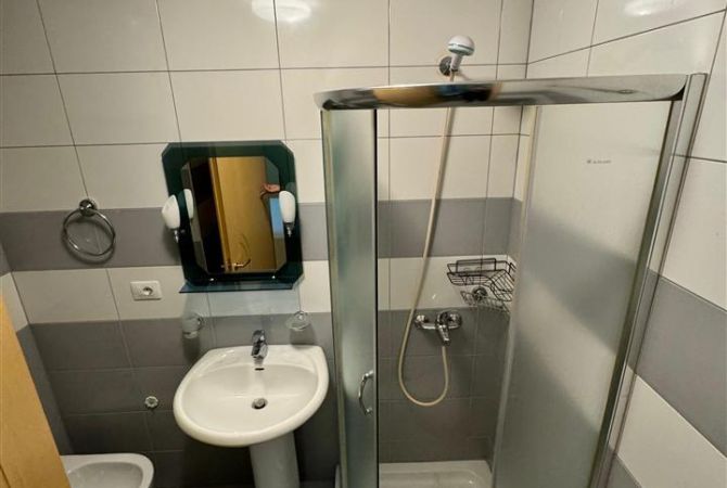 Shtepi me qera Apartament ne Tirane, 3+1, Mobilimi E mobiluar, Pagesa 1,000  Euro.